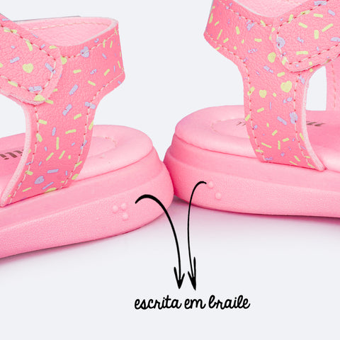 Sandália Infantil Pampili Lili Sorvete Branca e Rosa - lateral da sandália com escrita em braile