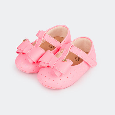 Sapato de Bebê Pampili Nina Calce Fácil Perfuros e Laço Rosa Neon - foto do sapato com perfuros 