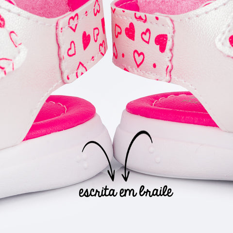 Sandália Infantil Pampili Lili Corações Branca e Pink - lateral da sandalia com escrita em braile