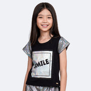 Camiseta Infantil Pampili Smile Preta e Prata Holográfica - frente da blusa na menina