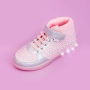 Tênis de Led Cano Médio Infantil Pampili Sneaker Luz Iluminar Rosa - lateral do tênis com recortes holográficos e stras