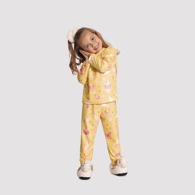Pijama Infantil Alakazoo Manga Longa Mundo Mágico Amarelo - frente pijama na menina