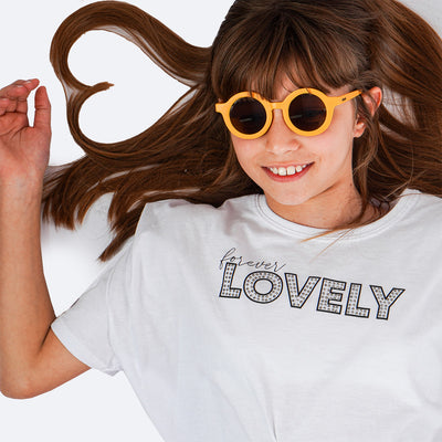 Óculos de Sol Infantil KidSplash! Eco Proteção UV Redondo Mostarda - foto na menina