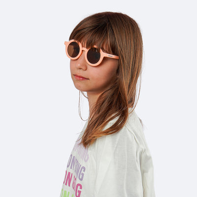 Óculos de Sol Infantil KidSplash! Eco Proteção UV Redondo Rose - foto na menina