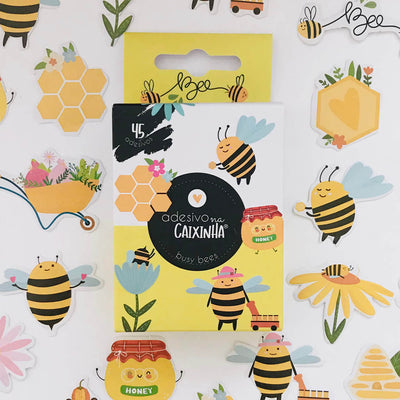 Adesivo Na Caixinha Buendía Busy Bees Branco e Amarelo - frente da caixinha com adesivos