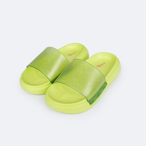 Chinelo Slide Infantil Pampili Fly Glee Glitter Verde Neon - frente do chinelo com glitter