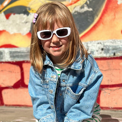 Óculos de Sol Infantil KidSplash! Proteção UV Retrô Branco - óculos na menina