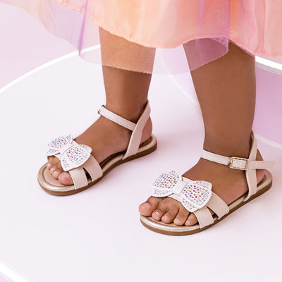 Sandália Infantil Primeiros Passos Pampili Mili Laço Glitter e Strass Nude - sandália no pé da menina