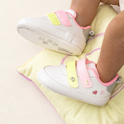 Tênis de Bebê Pampili Nina Bordado Corações Branco e Colorido - tênis no pé da bebê