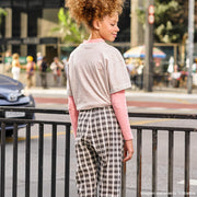 Calça Jogger Vic&Vicky Street Style Xadrex Preta e Branca - costas calça jogger infantil feminina