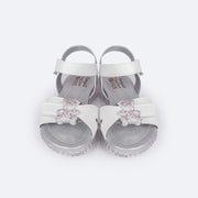 Sandália Papete Infantil Pampili Candy Ursinho Glam Branca - frente da sandália com patch removível