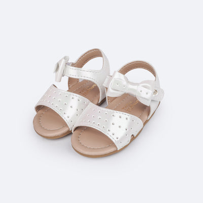 Sandália de Bebê Pampili Nana Perfuros e Laço Branca Holográfica - frente da sandália de bebê