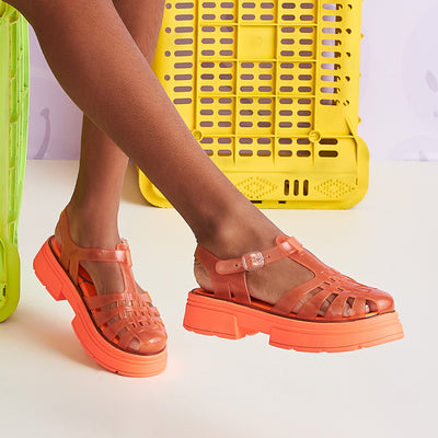 Sandália Feminina Tweenie Maya Glee Laranja Neon - sandália laranja no pé da menina