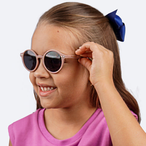 Óculos de Sol Infantil Feminino Pampili Bege - foto da menina usando o óculos