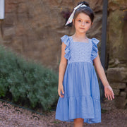 Vestido Infantil Bambollina Bordado Flores e Babado Azul - menina usando o vestido