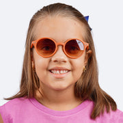Óculos de Sol Infantil Feminino Pampili Laranja - foto da menina com o óculos