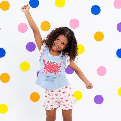 Pijama Kids Cara de Criança Brilha no Escuro Babado Caranguejo Azul e Branco - 4 a 8 Anos - menina com o pijama