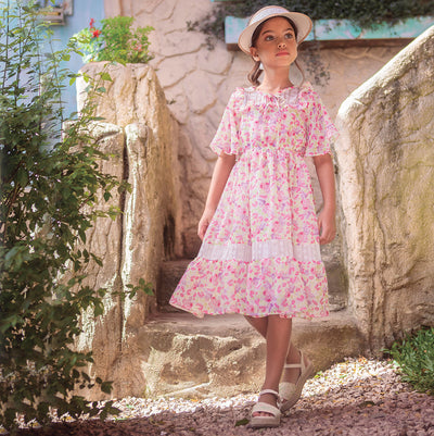 Vestido Infantil Bambollina Floral com Babado e Renda Colorido - 6 a 10 anos - menina com o vestido floral