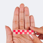 Presilha de Cabelo Bico de Pato Pampili Acrílico Quadriculada Rosa Claro  - foto da presilha na mão para visualizar o tamanho 