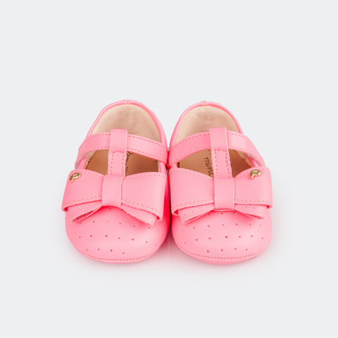 Sapato de Bebê Pampili Nina Calce Fácil Perfuros e Laço Rosa Neon - foto da parte frontal do sapato de bebê com laço 