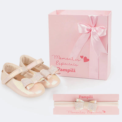 Sapato de Bebê Pampili Nina Momentos Especiais Laço e Strass Holográfico Nude - foto do sapato com tiara e caixa personalizada 