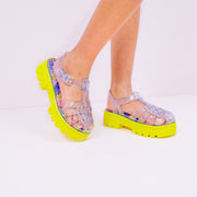 Sandália Infantil Lyra Glee Tratorada Transparente Amarelo Flúor e Colorida - sandália transparente no pé da menina