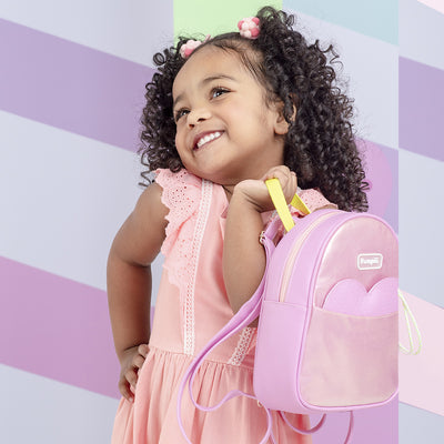 Bolsa Mochila Infantil Pampili Coração Holográfica Rosa Bale Novo - foto da mochila com a menina