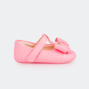Sapato de Bebê Pampili Nina Calce Fácil Perfuros e Laço Rosa Neon - foto da lateral do sapato com tira em velcro 