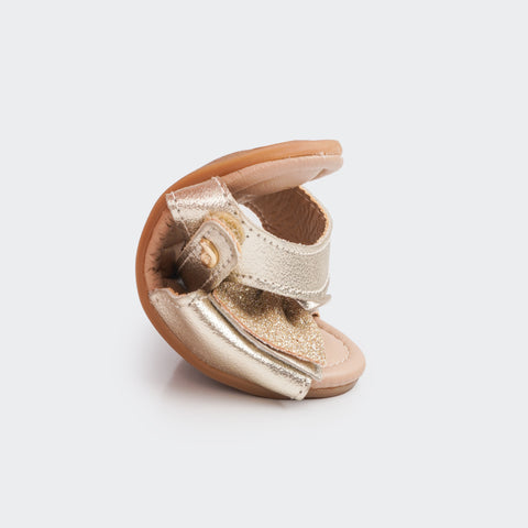Sandália de Bebê Pampili Nana Laço Perfurado Dourada - foto mostrando a flexibilidade e maciez do calçado