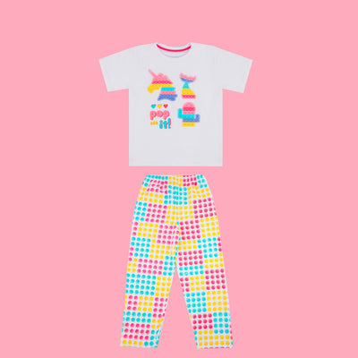 Pijama Kids Cara de Criança Brilha no Escuro com Calça Pop It Branco e Colorido - 4 a 8 Anos - frente do pijama pop it