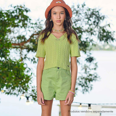 Short Infantil Vic&Vicky Cintura Alta Verde Neon - menina usando o short