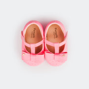 Sapato de Bebê Pampili Nina Calce Fácil Perfuros e Laço Rosa Neon - foto da parte superior do sapato  com forro interno 