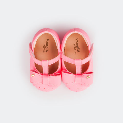 Sapato de Bebê Pampili Nina Calce Fácil Perfuros e Laço Rosa Neon - foto da parte superior do sapato  com forro interno 