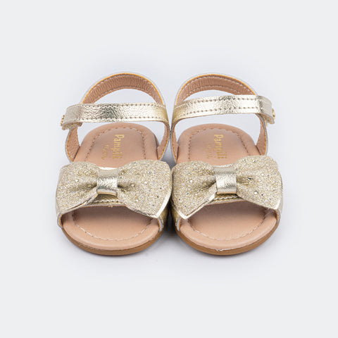 Sandália de Bebê Pampili Nana Laço Perfurado Dourada - frente da sandália mostrando os detalhes do laço