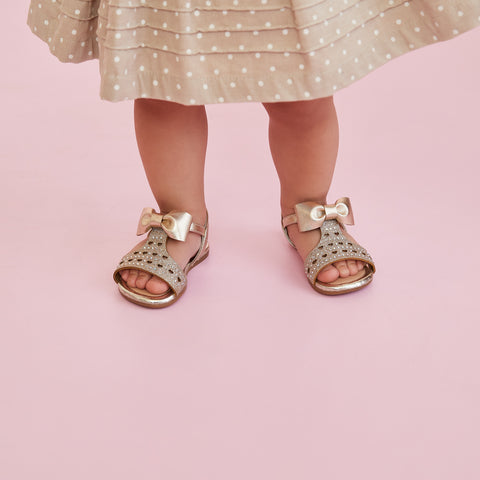 Sandália Infantil Primeiros Passos Pampili Mili Perfuro Coração Dourada - sandália no pé da menina