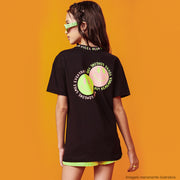 Camiseta Infantil Vic&Vicky Over Emoji Neon Preta - Foto na menina de costas