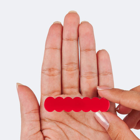 Presilha de Cabelo Bico de Pato Pampili Vermelha  - foto da presilha na mão para visualizar o tamanho 