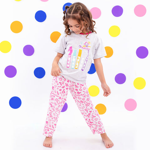 Pijama Kids Cara de Criança Brilha no Escuro com Calça Canetinhas Mescla e Branco - 4 a 8 Anos - menina com o pijama