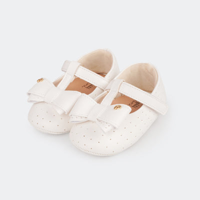 Sapato de Bebê Pampili Nina Calce Fácil Perfuros e Laço Branco  - foto do sapato de bebê mostrando material perfuro 