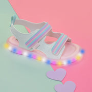 Sandália de Led Infantil Pampili Lulli Calce Fácil Listras Branca e Colorida - foto das luzes de led acesas