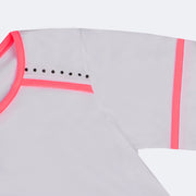 Camiseta Infantil Pampili Carinha Apaixonada Branco e Rosa Neon - aplicação de tachas no ombro