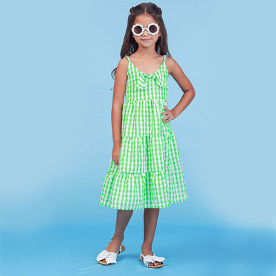Vestido Pré-Adolescente Bambollina Xadrez Três Marias com Laço Verde e Branco - 8 a 12 Anos - menina com o vestido xadrez