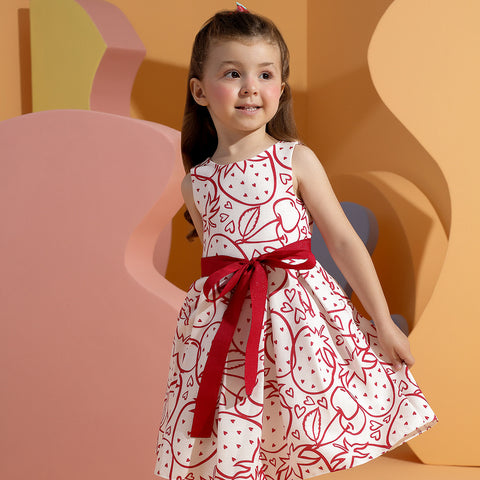 Vestido de Festa Bebê Petit Cherie Sweet Love Morango e Cereja Branco Vermelho - 1 a 3 anos - menina com o vestido 