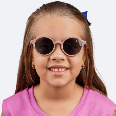 Óculos de Sol Infantil Feminino Pampili Bege - foto da menina com o óculos