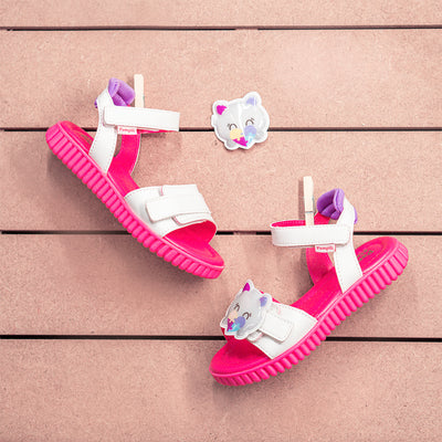 Sandália Papete Infantil Pamps Candy Branca e Pink - lateral da sandália com e sem o patche