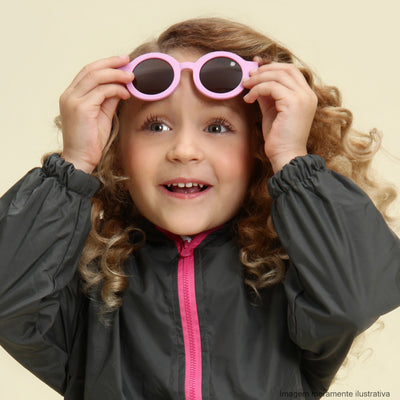 Óculos de Sol Infantil KidSplash! Eco Proteção UV Redondo Lavanda - Foto na menina sorrindo