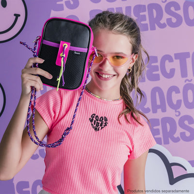 Bolsa Tiracolo Tweenie com Alça Cordão Colorido Preta e Pink  - foto da bolsa combinando com look