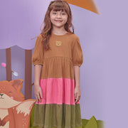 Vestido Infantil Kukiê Midi Camadas Caramelo Verde e Rosa - frente do vestido na menina