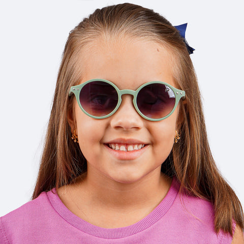 Óculos de Sol Infantil Feminino Pampili Verde - foto da menina usando o óculos