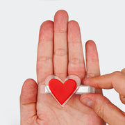 Presilha de Cabelo Bico de Pato Pampili com Coração Vermelho  - foto da presilha na mão para visualizar o tamanho 